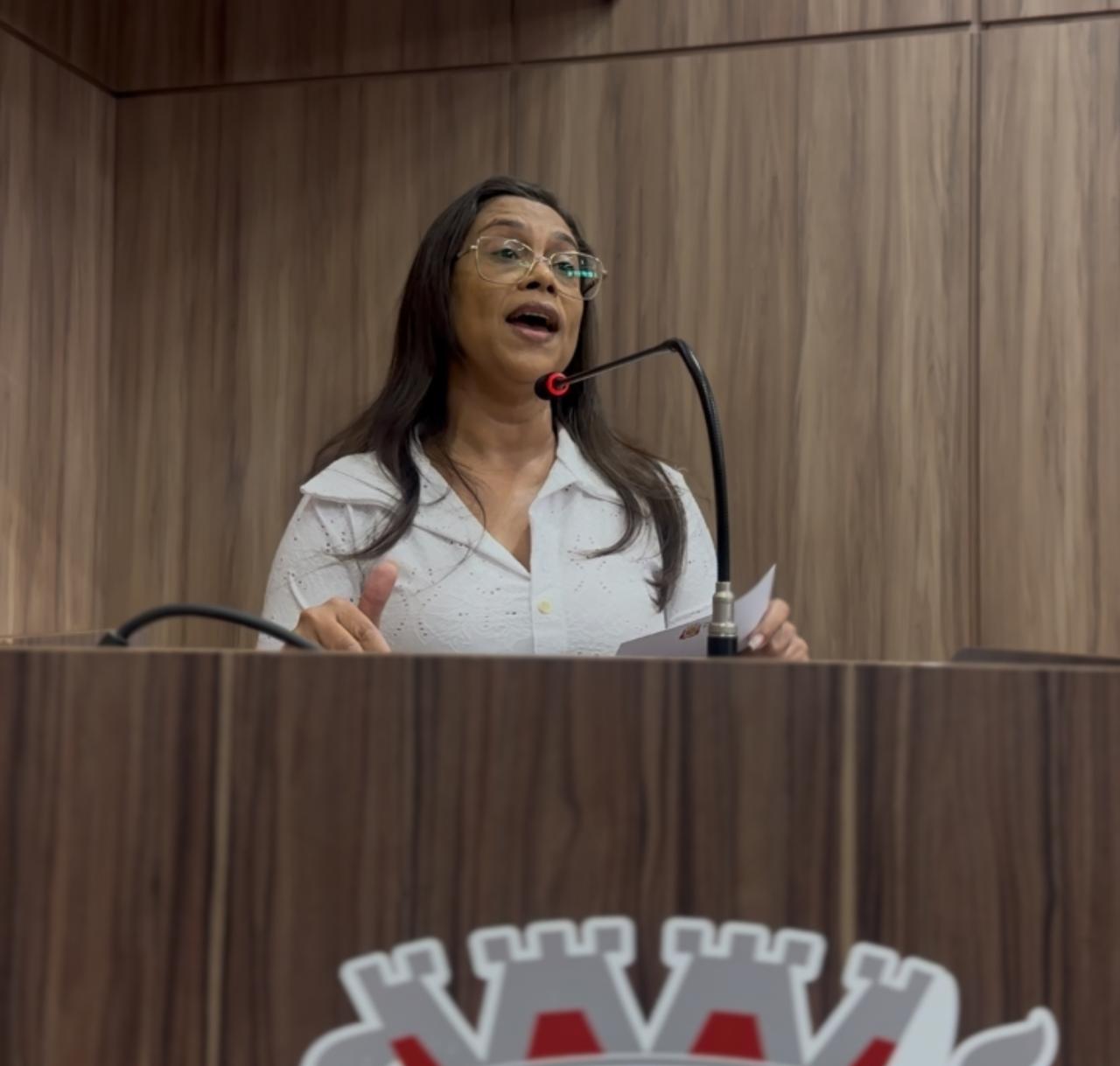 Lucélia Oliveira cobra solução para tampões e limpeza no bairro Santa Fé