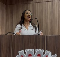 Lucélia Oliveira cobra solução para tampões e limpeza no bairro Santa Fé