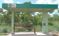 Ponto de ônibus com cobertura é instalado após solicitação de Wanderley Cerqueira