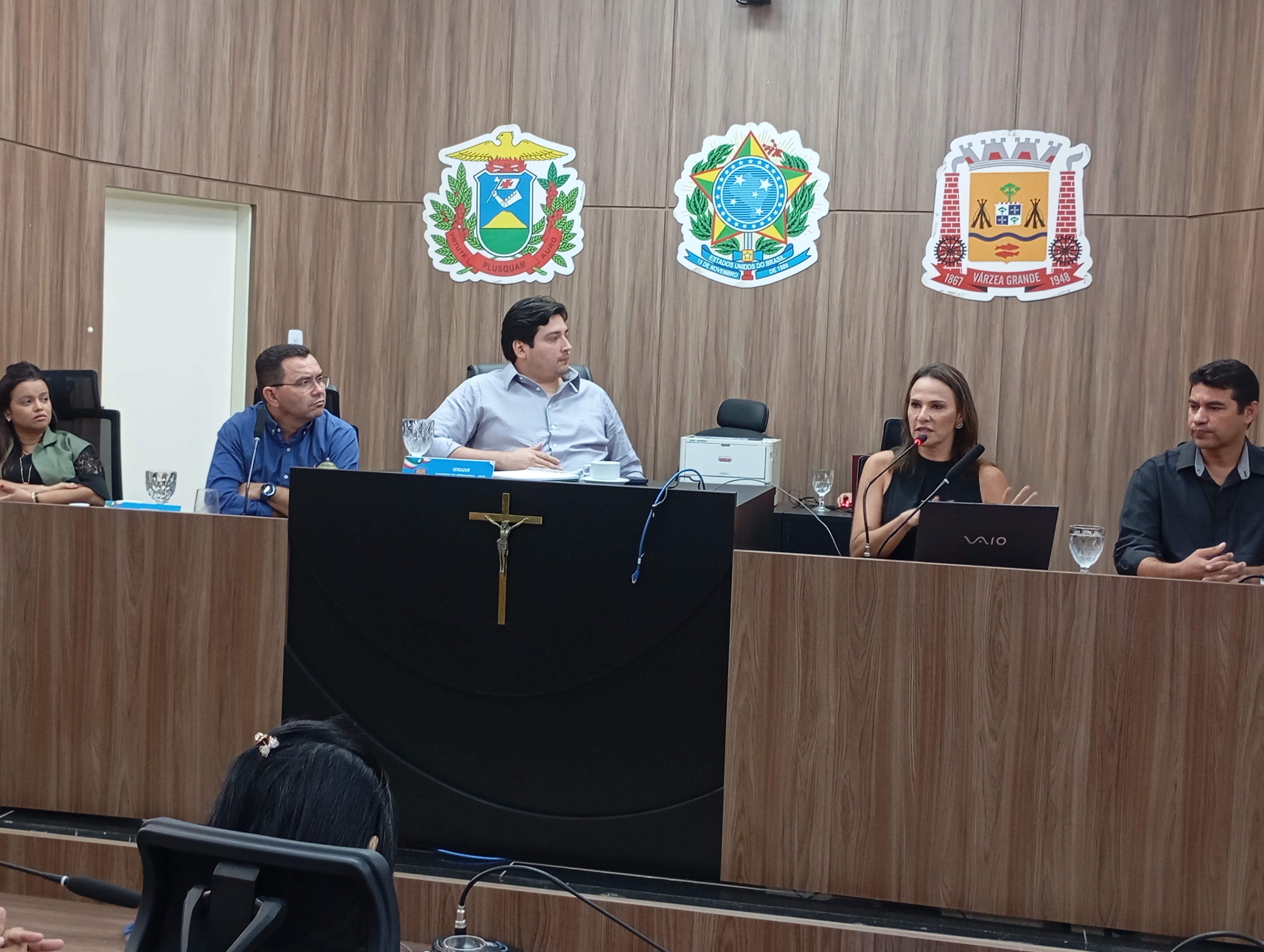 Presidente da Comissão de Saúde acompanha apresentação de relatório  da Secretaria de Saúde