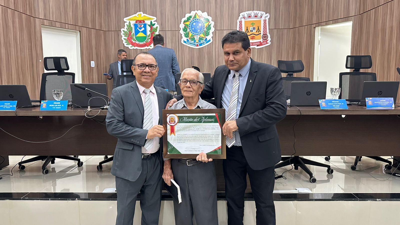 Presidente homenageia ex-vereador Agrícola Pompeu de Campos com Moção de Aplausos
