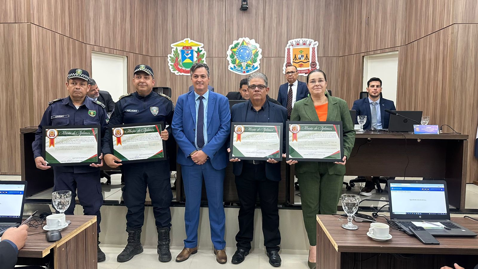 Rogerinho da Dakar entrega moção de aplauso à promotora Michelle Miranda Rezende Vilela