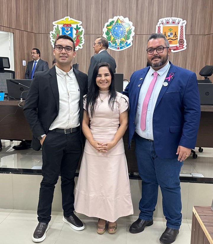 Vereador Adilsinho entrega Moção de Aplauso à professora e advogada Stela Cunha Velter