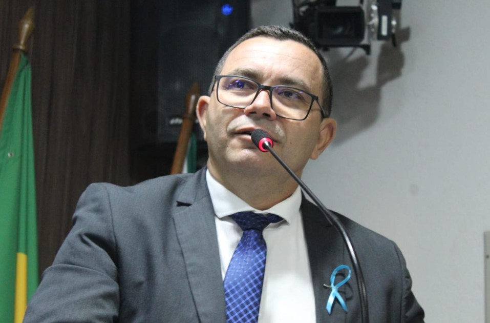 Vereador Alessandro debate necessidade de tratamento uniforme para o PCCS dos servidores