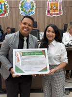 Vereador Caio Cordeiro entrega Moção de Aplausos à cantora varzagrandense Nataly Jovió, destaque do The Voice Brasil