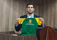 Vereador Charles da Educação questiona uso de propaganda da gestão em uniformes escolares