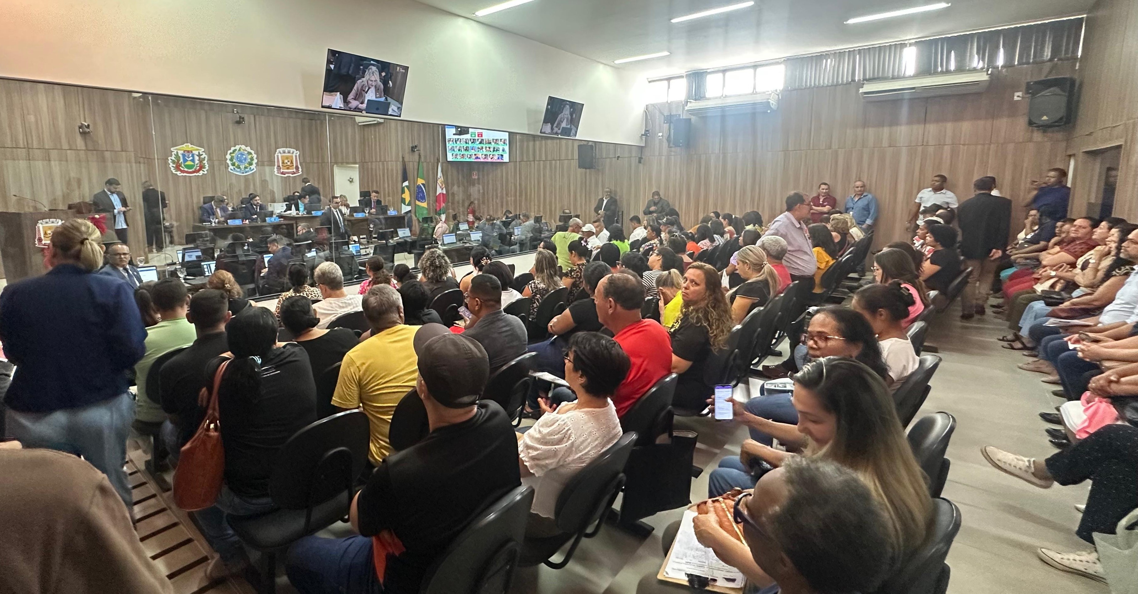 Vereadores aprovam reajuste para técnicos da educação e professores